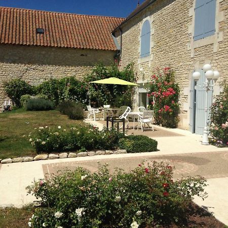 Les Clos Bleus Neuville-de-Poitou ภายนอก รูปภาพ