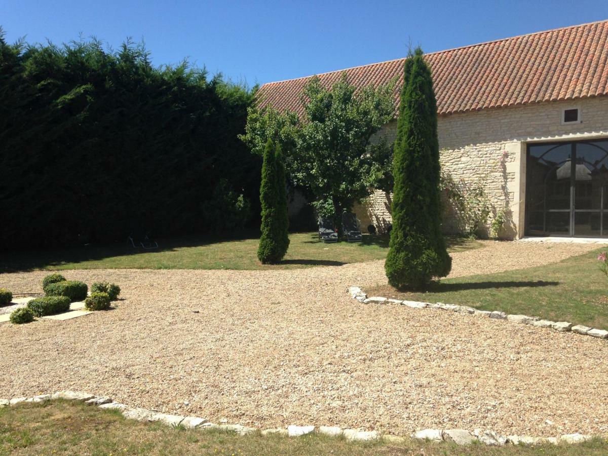 Les Clos Bleus Neuville-de-Poitou ภายนอก รูปภาพ