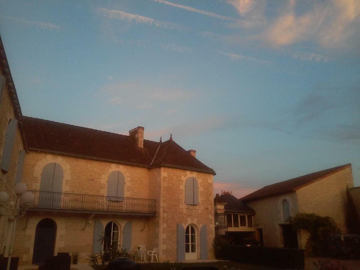 Les Clos Bleus Neuville-de-Poitou ภายนอก รูปภาพ